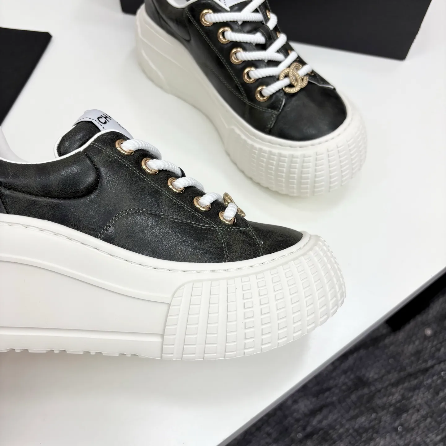 👟👟Ex-factory price 660👟👟 Chanel bread shoes ~ original calfskin panda shoes Chanel 25C latest hot style panda black and white sports shoes casual sneakers Xiaoxiang hot item classic black and white panda color coco girls must pay Fabric: original custom mixed sheepskin lining: original imported breathable mesh lining outsole: Original molded rubber + TPU combination Size: Women's 35-41